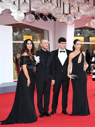 Filmfestspiele in Venedig, Nuovo Imaie Talent Award 2023 - roter Teppich Venice, 80th Venice Film Festival 2023 - Evening 10 - NuovoImaie Venice Award 2023 Red Carpet - In the photo Raffaele Riefoli, Raf with wife and children Raffaele Riefoli, aka Raf, Gabriella Labate, Bianca Aleida Riefoli and Samuele Riefoli  Copyright: xSimonexComix xipa-agency.netx xPoolxPhotoxEventsx02x IPA_IPA40156633