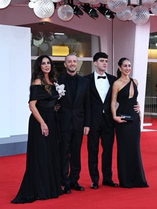 Filmfestspiele in Venedig, Nuovo Imaie Talent Award 2023 - roter Teppich Venice, 80th Venice Film Festival 2023 - Evening 10 - NuovoImaie Venice Award 2023 Red Carpet - In the photo Raffaele Riefoli, Raf with wife and children Raffaele Riefoli, aka Raf, Gabriella Labate, Bianca Aleida Riefoli and Samuele Riefoli  Copyright: xSimonexComix xipa-agency.netx xPoolxPhotoxEventsx02x IPA_IPA40156636