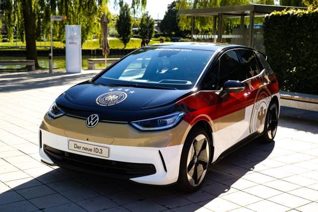 Der neue ID.3 im DFB Design - VW Volkswagen Autostadt ist ein Auslieferungszentrum für Neuwagen, ein Museum und ein Freizeitpark der Volkswagen AG in Wolfsburg in unmittelbarer Nähe des Volkswagenwerks. Sie wird von der Autostadt GmbH betrieben. Die Autostadt liegt direkt am Mittellandkanal zwischen der Wolfsburger Innenstadt und dem Volkswagenwerk. Die Gebäude und das 28 Hektar große Freigelände präsentieren zeitgenössische Architektur und Landschaftsarchitektur. Flächenmäßig gehört die Autostadt zu den größeren deutschen Freizeitparks. Der Zutritt ist kostenpflichtig, ab 18 Uhr, wenn die Pavillons schließen, ist der Eintritt kostenlos (außerhalb der Eventzeiten). Die Autostadt dient als Brandland dem Volkswagen-Konzern als Kommunikationsp