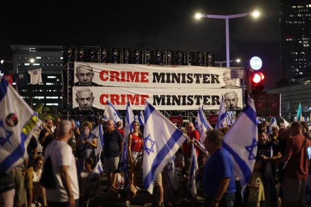 Bilder des Jahres 2023, News 09 September News Themen der Woche KW36 News Bilder des Tages Protests continue against Israel s controversial judicial reform TEL AVIV, ISRAEL - SEPTEMBER 09: Israeli protesters marching for judicial independence at the Kaplan Street, after the coalition government led by Prime Minister Benjamin Netanyahu passed the controversial judicial reform law in parliament in Tel Aviv, Israel on September 09, 2023. Copyright: xSAEEDxQAQx image00003.jpeg