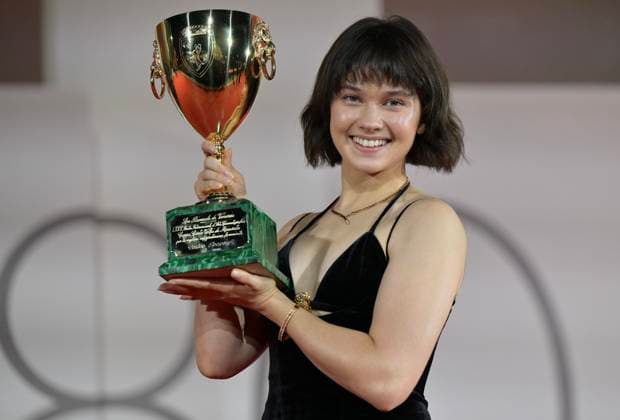 September 9, 2023, Venice: US actress Cailee Spaeny holds the Volpi Cup (Coppa Volpi) Award for Best Actress for her performance in the movie Priscilla during the closing ceremony of the 80th annual Venice International Film Festival, in Venice, Italy, 09 September 2023. The 80th edition of the Venice Film Festival runs from 30 August to 09 September 2023. ANSA ETTORE FERRARI Venice  - ZUMAa110 20230909_zaf_a110_083 Copyright: xEttorexFerrarix
