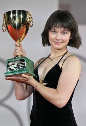 September 9, 2023, Venice: US actress Cailee Spaeny holds the Volpi Cup (Coppa Volpi) Award for Best Actress for her performance in the movie Priscilla during the closing ceremony of the 80th annual Venice International Film Festival, in Venice, Italy, 09 September 2023. The 80th edition of the Venice Film Festival runs from 30 August to 09 September 2023. ANSA ETTORE FERRARI Venice  - ZUMAa110 20230909_zaf_a110_084 Copyright: xEttorexFerrarix