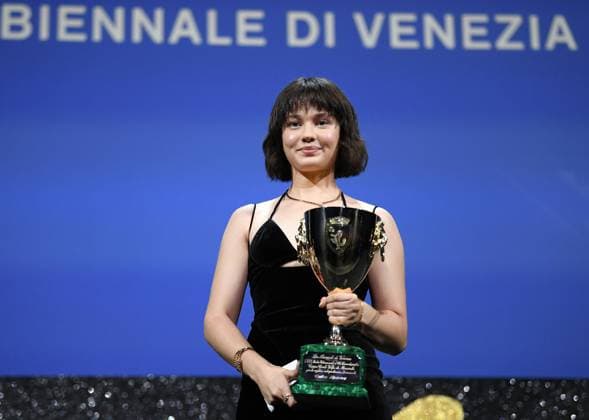 September 9, 2023, VENICE: US actress Cailee Spaeny holds the Volpi Cup (Coppa Volpi) Award for Best Actress for her performance in the movie Priscilla during the closing ceremony of the 80th annual Venice International Film Festival, in Venice, Italy, 09 September 2023. The 80th edition of the Venice Film Festival runs from 30 August to 09 September 2023. ANSA CLAUDIO ONORATI. VENICE  - ZUMAa110 20230909_zaf_a110_091 Copyright: xClaudioxOnoratix