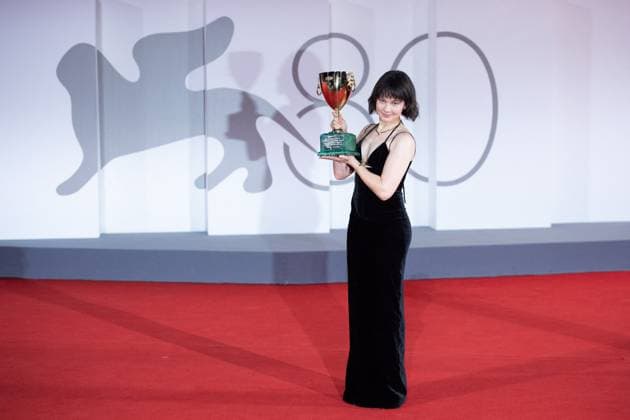 Venice Winners Red Carpet Cailee Spaeny poses with the Volpi Cup for Best Actress Award for ?Priscilla? during the Winners Red Carpet as part of the 80th Venice Film Festival (Mostra) in Venice, Italy on September 09, 2023. Photo by Aurore Marechal ABACAPRESS.COM Venice Italy  Copyright: xMarechalxAurore ABACAx 867017_121 MarechalxAurore ABACAx 867017_121