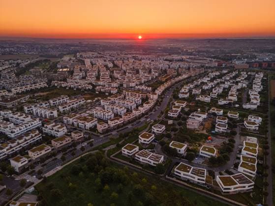 Sonnenaufgang hinter dem Frankfurter Riedberg Die Sonne geht auf hinter dem Frankfurter Stadtteil RIedberg. (Luftbild mit einer Drohne) Frankfurt am Main Riedberg Hessen Deutschland *** Sunrise behind Frankfurt Riedberg The sun rises behind Frankfurt RIedberg district Aerial drone photo Frankfurt am Main Riedberg Hesse Germany 2023-09-09_ffm_riedberg_sonnenaufgang_01