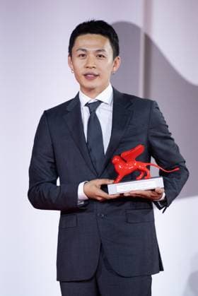 Venice Winners Red Carpet Lee Hong-Chi poses with the Lion of the Future - Luigi De Laurentiis Award for a Debut Film for film Love Is A Gun during the Winners Red Carpet as part of the 80th Venice Film Festival (Mostra) in Venice, Italy on September 09, 2023. Photo by Aurore Marechal ABACAPRESS.COM Venice Italy  Copyright: xMarechalxAurore ABACAx 867017_009 MarechalxAurore ABACAx 867017_009