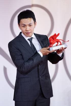 Venice Winners Red Carpet Lee Hong-Chi poses with the Lion of the Future - Luigi De Laurentiis Award for a Debut Film for film Love Is A Gun during the Winners Red Carpet as part of the 80th Venice Film Festival (Mostra) in Venice, Italy on September 09, 2023. Photo by Aurore Marechal ABACAPRESS.COM Venice Italy  Copyright: xMarechalxAurore ABACAx 867017_013 MarechalxAurore ABACAx 867017_013