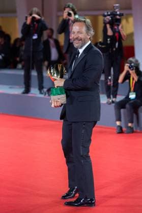 Venice Winners Red Carpet Peter Sarsgaard poses with the Coppa Volpi for Best Actor for the movie Memory during the Winners Red Carpet as part of the 80th Venice Film Festival (Mostra) in Venice, Italy on September 09, 2023. Photo by Aurore Marechal ABACAPRESS.COM Venice Italy  Copyright: xMarechalxAurore ABACAx 867017_021 MarechalxAurore ABACAx 867017_021