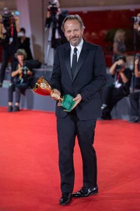 Venice Winners Red Carpet Peter Sarsgaard poses with the Coppa Volpi for Best Actor for the movie Memory during the Winners Red Carpet as part of the 80th Venice Film Festival (Mostra) in Venice, Italy on September 09, 2023. Photo by Aurore Marechal ABACAPRESS.COM Venice Italy  Copyright: xMarechalxAurore ABACAx 867017_022 MarechalxAurore ABACAx 867017_022