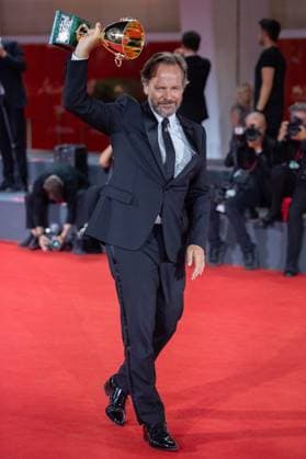 Venice Winners Red Carpet Peter Sarsgaard poses with the Coppa Volpi for Best Actor for the movie Memory during the Winners Red Carpet as part of the 80th Venice Film Festival (Mostra) in Venice, Italy on September 09, 2023. Photo by Aurore Marechal ABACAPRESS.COM Venice Italy  Copyright: xMarechalxAurore ABACAx 867017_023 MarechalxAurore ABACAx 867017_023