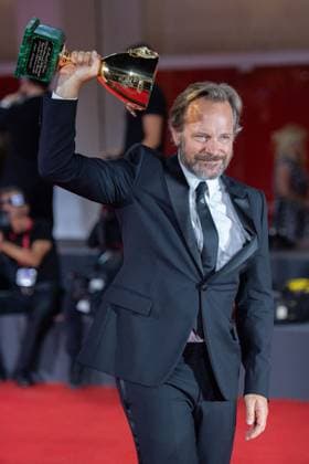 Venice Winners Red Carpet Peter Sarsgaard poses with the Coppa Volpi for Best Actor for the movie Memory during the Winners Red Carpet as part of the 80th Venice Film Festival (Mostra) in Venice, Italy on September 09, 2023. Photo by Aurore Marechal ABACAPRESS.COM Venice Italy  Copyright: xMarechalxAurore ABACAx 867017_024 MarechalxAurore ABACAx 867017_024