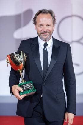 Venice Winners Red Carpet Peter Sarsgaard poses with the Coppa Volpi for Best Actor for the movie Memory during the Winners Red Carpet as part of the 80th Venice Film Festival (Mostra) in Venice, Italy on September 09, 2023. Photo by Aurore Marechal ABACAPRESS.COM Venice Italy  Copyright: xMarechalxAurore ABACAx 867017_025 MarechalxAurore ABACAx 867017_025