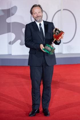 Venice Winners Red Carpet Peter Sarsgaard poses with the Coppa Volpi for Best Actor for the movie Memory during the Winners Red Carpet as part of the 80th Venice Film Festival (Mostra) in Venice, Italy on September 09, 2023. Photo by Aurore Marechal ABACAPRESS.COM Venice Italy  Copyright: xMarechalxAurore ABACAx 867017_028 MarechalxAurore ABACAx 867017_028