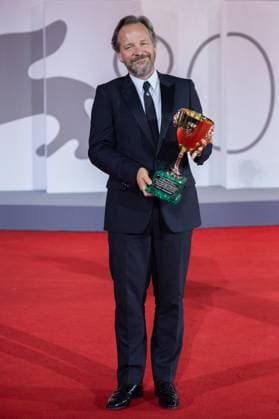 Venice Winners Red Carpet Peter Sarsgaard poses with the Coppa Volpi for Best Actor for the movie Memory during the Winners Red Carpet as part of the 80th Venice Film Festival (Mostra) in Venice, Italy on September 09, 2023. Photo by Aurore Marechal ABACAPRESS.COM Venice Italy  Copyright: xMarechalxAurore ABACAx 867017_029 MarechalxAurore ABACAx 867017_029