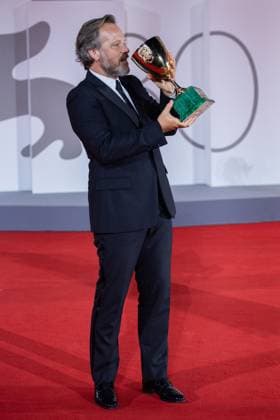 Venice Winners Red Carpet Peter Sarsgaard poses with the Coppa Volpi for Best Actor for the movie Memory during the Winners Red Carpet as part of the 80th Venice Film Festival (Mostra) in Venice, Italy on September 09, 2023. Photo by Aurore Marechal ABACAPRESS.COM Venice Italy  Copyright: xMarechalxAurore ABACAx 867017_030 MarechalxAurore ABACAx 867017_030