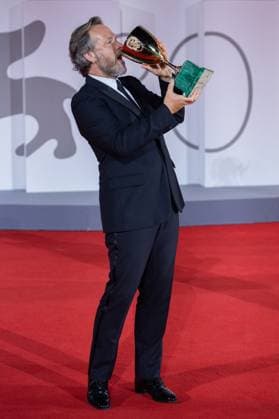 Venice Winners Red Carpet Peter Sarsgaard poses with the Coppa Volpi for Best Actor for the movie Memory during the Winners Red Carpet as part of the 80th Venice Film Festival (Mostra) in Venice, Italy on September 09, 2023. Photo by Aurore Marechal ABACAPRESS.COM Venice Italy  Copyright: xMarechalxAurore ABACAx 867017_031 MarechalxAurore ABACAx 867017_031