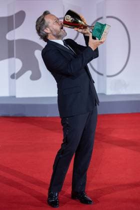 Venice Winners Red Carpet Peter Sarsgaard poses with the Coppa Volpi for Best Actor for the movie Memory during the Winners Red Carpet as part of the 80th Venice Film Festival (Mostra) in Venice, Italy on September 09, 2023. Photo by Aurore Marechal ABACAPRESS.COM Venice Italy  Copyright: xMarechalxAurore ABACAx 867017_032 MarechalxAurore ABACAx 867017_032