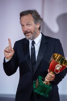 Venice Winners Red Carpet Peter Sarsgaard poses with the Coppa Volpi for Best Actor for the movie Memory during the Winners Red Carpet as part of the 80th Venice Film Festival (Mostra) in Venice, Italy on September 09, 2023. Photo by Aurore Marechal ABACAPRESS.COM Venice Italy  Copyright: xMarechalxAurore ABACAx 867017_033 MarechalxAurore ABACAx 867017_033