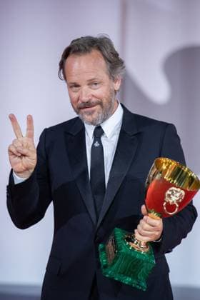 Venice Winners Red Carpet Peter Sarsgaard poses with the Coppa Volpi for Best Actor for the movie Memory during the Winners Red Carpet as part of the 80th Venice Film Festival (Mostra) in Venice, Italy on September 09, 2023. Photo by Aurore Marechal ABACAPRESS.COM Venice Italy  Copyright: xMarechalxAurore ABACAx 867017_035 MarechalxAurore ABACAx 867017_035