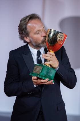 Venice Winners Red Carpet Peter Sarsgaard poses with the Coppa Volpi for Best Actor for the movie Memory during the Winners Red Carpet as part of the 80th Venice Film Festival (Mostra) in Venice, Italy on September 09, 2023. Photo by Aurore Marechal ABACAPRESS.COM Venice Italy  Copyright: xMarechalxAurore ABACAx 867017_036 MarechalxAurore ABACAx 867017_036