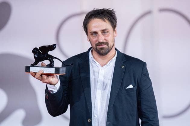Venice Winners Red Carpet Gabor Reisz poses with the Horizons Best Film Award for Explanation For Everything during the Winners Red Carpet as part of the 80th Venice Film Festival (Mostra) in Venice, Italy on September 09, 2023. Photo by Aurore Marechal ABACAPRESS.COM Venice Italy  Copyright: xMarechalxAurore ABACAx 867017_046 MarechalxAurore ABACAx 867017_046