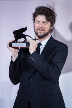 Venice Winners Red Carpet Alex Braverman poses with the Venice Classics Award for Best Documentary for Thank You Very Much during the Winners Red Carpet as part of the 80th Venice Film Festival (Mostra) in Venice, Italy on September 09, 2023. Photo by Aurore Marechal ABACAPRESS.COM Venice Italy  Copyright: xMarechalxAurore ABACAx 867017_052 MarechalxAurore ABACAx 867017_052