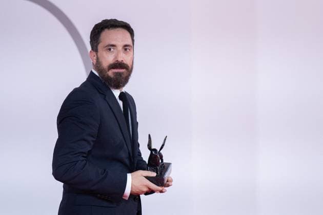 Venice Winners Red Carpet Pablo Larrain poses with the Lion for Best Screenplay for his film El Conde during the Winners Red Carpet as part of the 80th Venice Film Festival (Mostra) in Venice, Italy on September 09, 2023. Photo by Aurore Marechal ABACAPRESS.COM Venice Italy  Copyright: xMarechalxAurore ABACAx 867017_054 MarechalxAurore ABACAx 867017_054