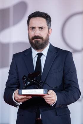 Venice Winners Red Carpet Pablo Larrain poses with the Lion for Best Screenplay for his film El Conde during the Winners Red Carpet as part of the 80th Venice Film Festival (Mostra) in Venice, Italy on September 09, 2023. Photo by Aurore Marechal ABACAPRESS.COM Venice Italy  Copyright: xMarechalxAurore ABACAx 867017_055 MarechalxAurore ABACAx 867017_055