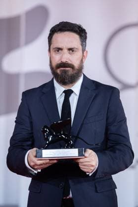 Venice Winners Red Carpet Pablo Larrain poses with the Lion for Best Screenplay for his film El Conde during the Winners Red Carpet as part of the 80th Venice Film Festival (Mostra) in Venice, Italy on September 09, 2023. Photo by Aurore Marechal ABACAPRESS.COM Venice Italy  Copyright: xMarechalxAurore ABACAx 867017_056 MarechalxAurore ABACAx 867017_056