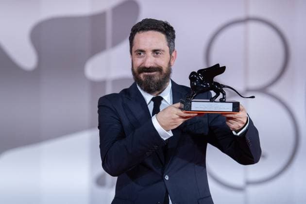 Venice Winners Red Carpet Pablo Larrain poses with the Lion for Best Screenplay for his film El Conde during the Winners Red Carpet as part of the 80th Venice Film Festival (Mostra) in Venice, Italy on September 09, 2023. Photo by Aurore Marechal ABACAPRESS.COM Venice Italy  Copyright: xMarechalxAurore ABACAx 867017_057 MarechalxAurore ABACAx 867017_057