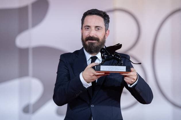 Venice Winners Red Carpet Pablo Larrain poses with the Lion for Best Screenplay for his film El Conde during the Winners Red Carpet as part of the 80th Venice Film Festival (Mostra) in Venice, Italy on September 09, 2023. Photo by Aurore Marechal ABACAPRESS.COM Venice Italy  Copyright: xMarechalxAurore ABACAx 867017_058 MarechalxAurore ABACAx 867017_058