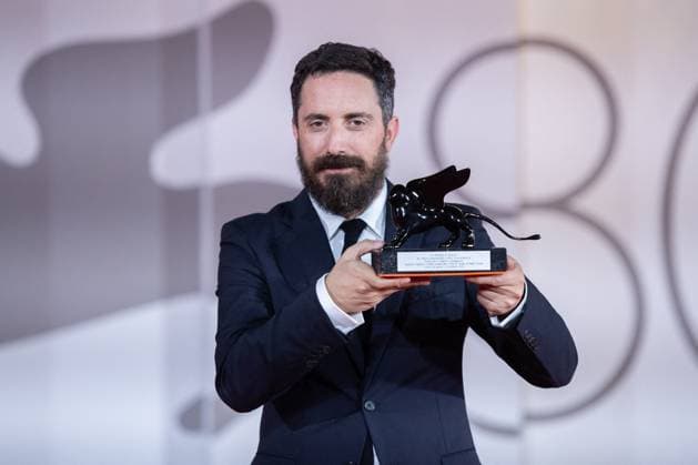 Venice Winners Red Carpet Pablo Larrain poses with the Lion for Best Screenplay for his film El Conde during the Winners Red Carpet as part of the 80th Venice Film Festival (Mostra) in Venice, Italy on September 09, 2023. Photo by Aurore Marechal ABACAPRESS.COM Venice Italy  Copyright: xMarechalxAurore ABACAx 867017_059 MarechalxAurore ABACAx 867017_059