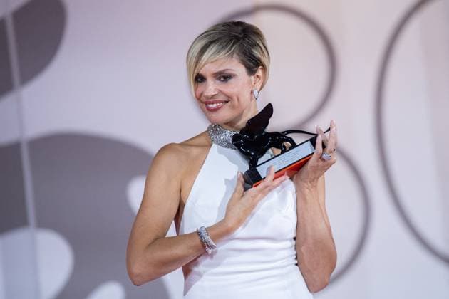 Venice Winners Red Carpet Micaela Ramazzotti poses with the Armani Beauty Audience Award for Felicita (Happiness) during the Winners Red Carpet as part of the 80th Venice Film Festival (Mostra) in Venice, Italy on September 09, 2023. Photo by Aurore Marechal ABACAPRESS.COM Venice Italy  Copyright: xMarechalxAurore ABACAx 867017_085 MarechalxAurore ABACAx 867017_085