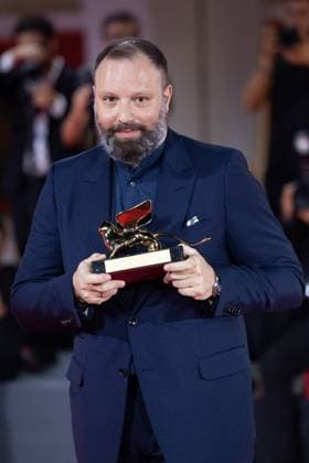 Venice Winners Red Carpet Yorgos Lanthimos poses with the Golden Lion for Best Film for Poor Things during the Winners Red Carpet as part of the 80th Venice Film Festival (Mostra) in Venice, Italy on September 09, 2023. Photo by Aurore Marechal ABACAPRESS.COM Venice Italy  Copyright: xMarechalxAurore ABACAx 867017_096 MarechalxAurore ABACAx 867017_096