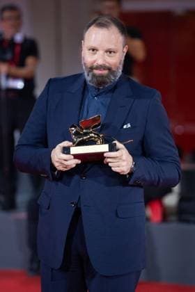 Venice Winners Red Carpet Yorgos Lanthimos poses with the Golden Lion for Best Film for Poor Things during the Winners Red Carpet as part of the 80th Venice Film Festival (Mostra) in Venice, Italy on September 09, 2023. Photo by Aurore Marechal ABACAPRESS.COM Venice Italy  Copyright: xMarechalxAurore ABACAx 867017_097 MarechalxAurore ABACAx 867017_097