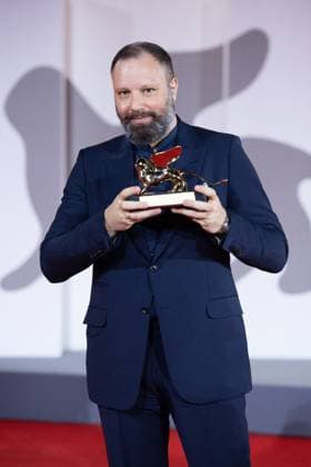 Venice Winners Red Carpet Yorgos Lanthimos poses with the Golden Lion for Best Film for Poor Things during the Winners Red Carpet as part of the 80th Venice Film Festival (Mostra) in Venice, Italy on September 09, 2023. Photo by Aurore Marechal ABACAPRESS.COM Venice Italy  Copyright: xMarechalxAurore ABACAx 867017_099 MarechalxAurore ABACAx 867017_099