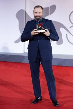 Venice Winners Red Carpet Yorgos Lanthimos poses with the Golden Lion for Best Film for Poor Things during the Winners Red Carpet as part of the 80th Venice Film Festival (Mostra) in Venice, Italy on September 09, 2023. Photo by Aurore Marechal ABACAPRESS.COM Venice Italy  Copyright: xMarechalxAurore ABACAx 867017_100 MarechalxAurore ABACAx 867017_100