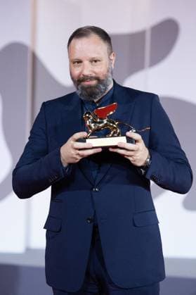 Venice Winners Red Carpet Yorgos Lanthimos poses with the Golden Lion for Best Film for Poor Things during the Winners Red Carpet as part of the 80th Venice Film Festival (Mostra) in Venice, Italy on September 09, 2023. Photo by Aurore Marechal ABACAPRESS.COM Venice Italy  Copyright: xMarechalxAurore ABACAx 867017_101 MarechalxAurore ABACAx 867017_101