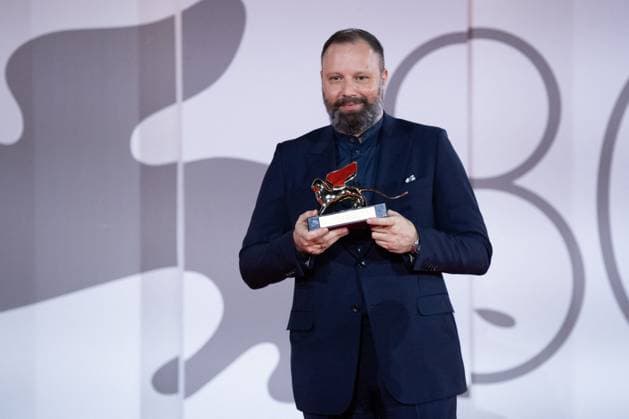 Venice Winners Red Carpet Yorgos Lanthimos poses with the Golden Lion for Best Film for Poor Things during the Winners Red Carpet as part of the 80th Venice Film Festival (Mostra) in Venice, Italy on September 09, 2023. Photo by Aurore Marechal ABACAPRESS.COM Venice Italy  Copyright: xMarechalxAurore ABACAx 867017_102 MarechalxAurore ABACAx 867017_102