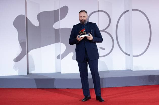 Venice Winners Red Carpet Yorgos Lanthimos poses with the Golden Lion for Best Film for Poor Things during the Winners Red Carpet as part of the 80th Venice Film Festival (Mostra) in Venice, Italy on September 09, 2023. Photo by Aurore Marechal ABACAPRESS.COM Venice Italy  Copyright: xMarechalxAurore ABACAx 867017_103 MarechalxAurore ABACAx 867017_103