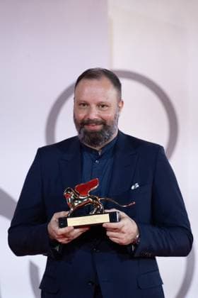 Venice Winners Red Carpet Yorgos Lanthimos poses with the Golden Lion for Best Film for Poor Things during the Winners Red Carpet as part of the 80th Venice Film Festival (Mostra) in Venice, Italy on September 09, 2023. Photo by Aurore Marechal ABACAPRESS.COM Venice Italy  Copyright: xMarechalxAurore ABACAx 867017_105 MarechalxAurore ABACAx 867017_105
