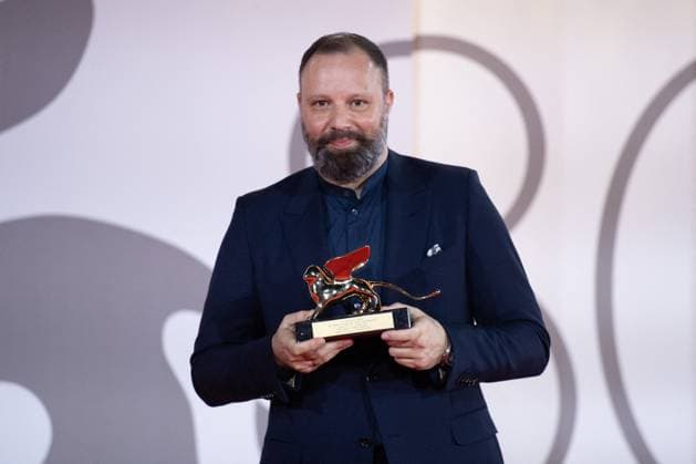 Venice Winners Red Carpet Yorgos Lanthimos poses with the Golden Lion for Best Film for Poor Things during the Winners Red Carpet as part of the 80th Venice Film Festival (Mostra) in Venice, Italy on September 09, 2023. Photo by Aurore Marechal ABACAPRESS.COM Venice Italy  Copyright: xMarechalxAurore ABACAx 867017_106 MarechalxAurore ABACAx 867017_106