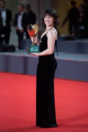 Venice Winners Red Carpet Cailee Spaeny poses with the Volpi Cup for Best Actress Award for ?Priscilla? during the Winners Red Carpet as part of the 80th Venice Film Festival (Mostra) in Venice, Italy on September 09, 2023. Photo by Aurore Marechal ABACAPRESS.COM Venice Italy  Copyright: xMarechalxAurore ABACAx 867017_108 MarechalxAurore ABACAx 867017_108