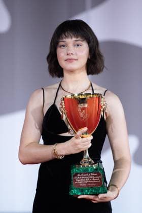 Venice Winners Red Carpet Cailee Spaeny poses with the Volpi Cup for Best Actress Award for ?Priscilla? during the Winners Red Carpet as part of the 80th Venice Film Festival (Mostra) in Venice, Italy on September 09, 2023. Photo by Aurore Marechal ABACAPRESS.COM Venice Italy  Copyright: xMarechalxAurore ABACAx 867017_113 MarechalxAurore ABACAx 867017_113