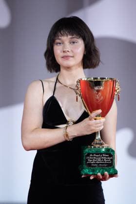 Venice Winners Red Carpet Cailee Spaeny poses with the Volpi Cup for Best Actress Award for ?Priscilla? during the Winners Red Carpet as part of the 80th Venice Film Festival (Mostra) in Venice, Italy on September 09, 2023. Photo by Aurore Marechal ABACAPRESS.COM Venice Italy  Copyright: xMarechalxAurore ABACAx 867017_114 MarechalxAurore ABACAx 867017_114