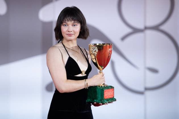 Venice Winners Red Carpet Cailee Spaeny poses with the Volpi Cup for Best Actress Award for ?Priscilla? during the Winners Red Carpet as part of the 80th Venice Film Festival (Mostra) in Venice, Italy on September 09, 2023. Photo by Aurore Marechal ABACAPRESS.COM Venice Italy  Copyright: xMarechalxAurore ABACAx 867017_119 MarechalxAurore ABACAx 867017_119