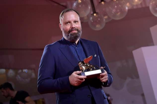 Yorgos Lanthimos poses with the Golden Lion for Best Film for Poor Things at the winner s photocall at the 80th Venice International Film Festival on Saturday, September 9, 2023 in Venice, Italy.  VEN2023090958 RoccoxSpaziani