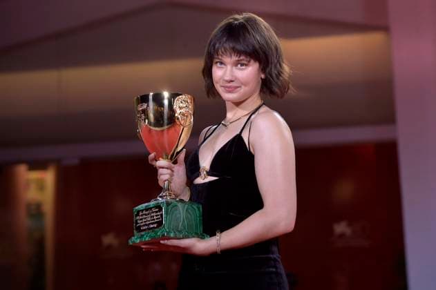 Cailee Spaeny poses with the Volpi Cup for Best Actress Award for Priscilla at the winner s photocall at the 80th Venice International Film Festival on Saturday, September 9, 2023 in Venice, Italy.  VEN2023090952 RoccoxSpaziani