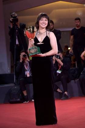 Entertainment Bilder des Tages Cailee Spaeny poses with the Volpi Cup for Best Actress Award for Priscilla at the winner s photocall at the 80th Venice International Film Festival on Saturday, September 9, 2023 in Venice, Italy.  VEN2023090954 RoccoxSpaziani