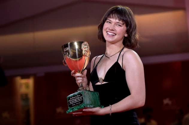 Cailee Spaeny poses with the Volpi Cup for Best Actress Award for Priscilla at the winner s photocall at the 80th Venice International Film Festival on Saturday, September 9, 2023 in Venice, Italy.  VEN2023090955 RoccoxSpaziani